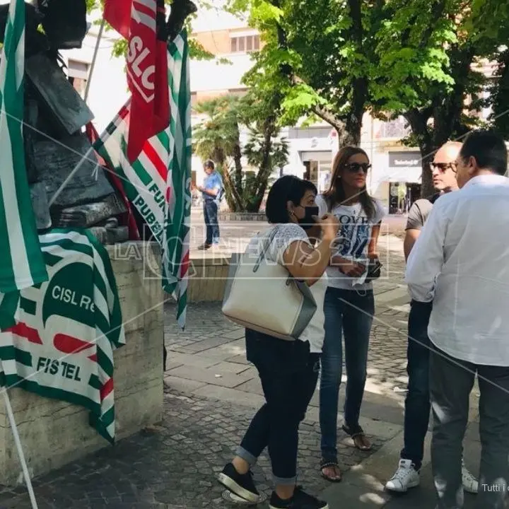 Rende, sit in dei lavoratori del call center Almaviva: «A rischio il futuro di 60 persone»