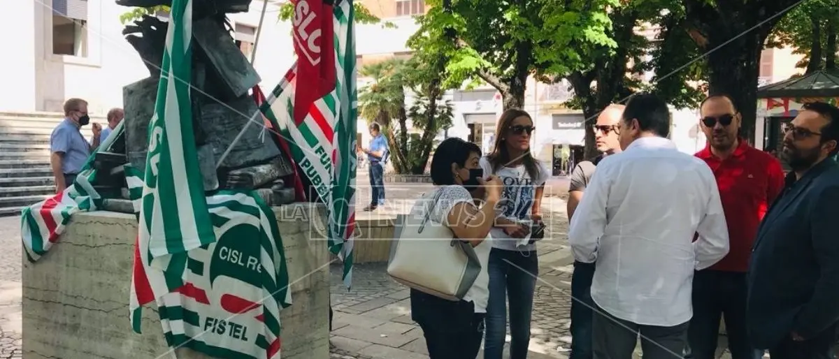 Rende, sit in dei lavoratori del call center Almaviva: «A rischio il futuro di 60 persone»