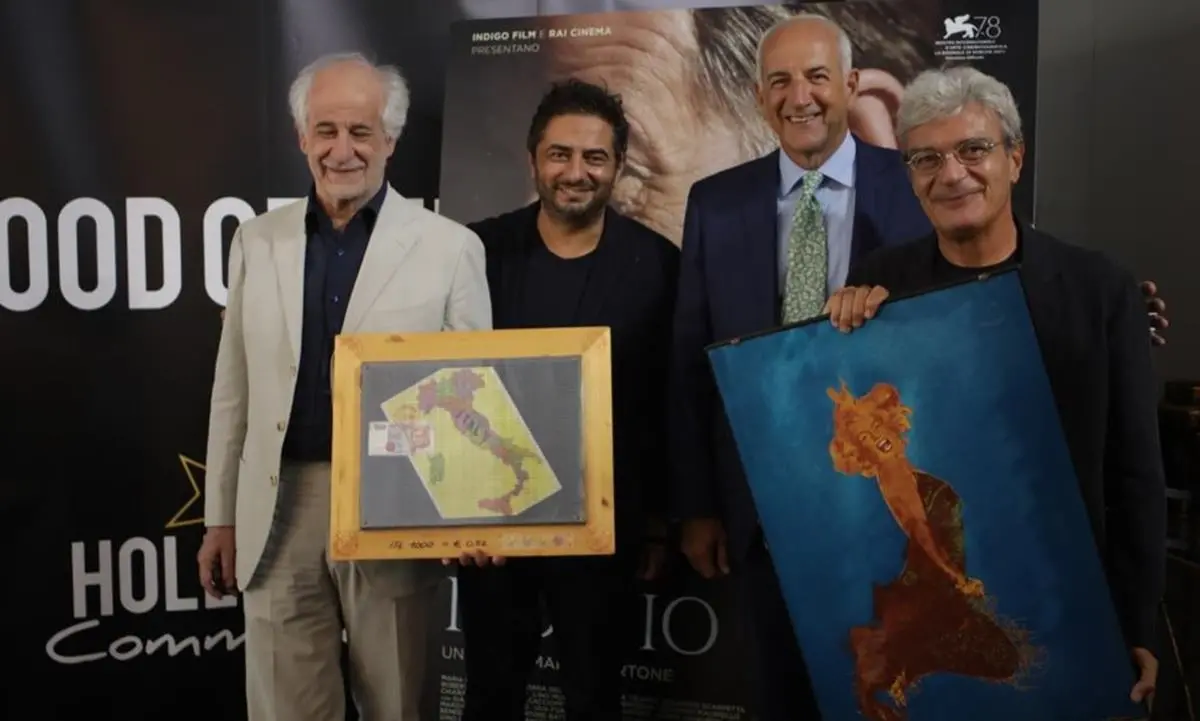 Il Premio Fondazione Mimmo Rotella consegnato a Mario Martone e Toni Servillo per “Qui rido io”