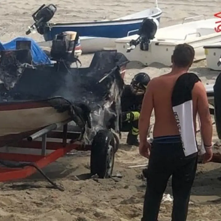 Sellia Marina, incendio in spiaggia: fiamme avvolgono una imbarcazione