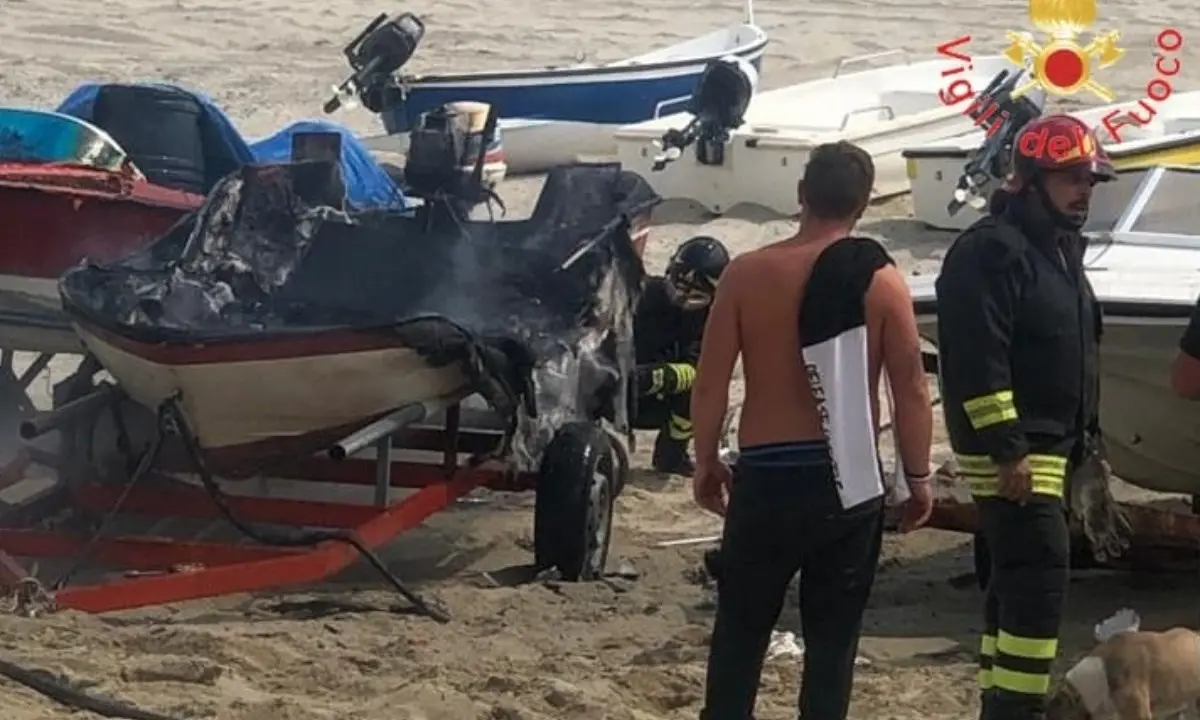 Sellia Marina, incendio in spiaggia: fiamme avvolgono una imbarcazione