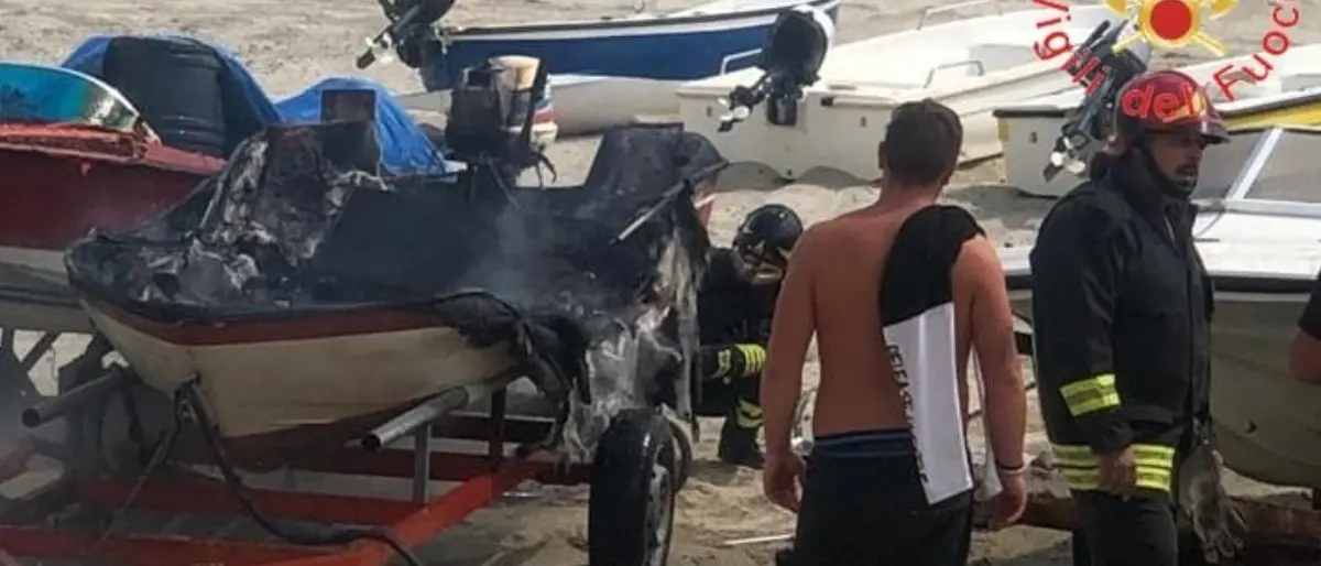 Sellia Marina, incendio in spiaggia: fiamme avvolgono una imbarcazione
