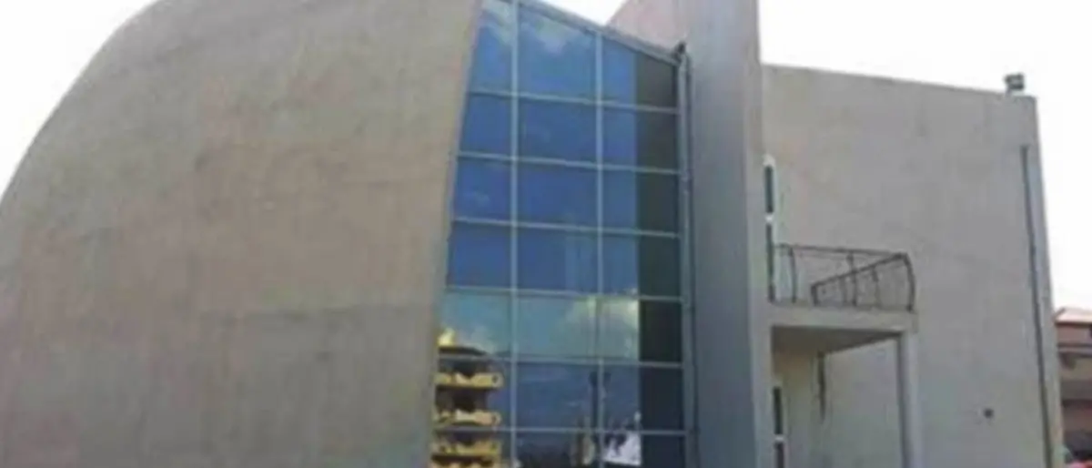 L’ascensore destinato al teatro di Locri installato in una casa privata: in 5 a processo