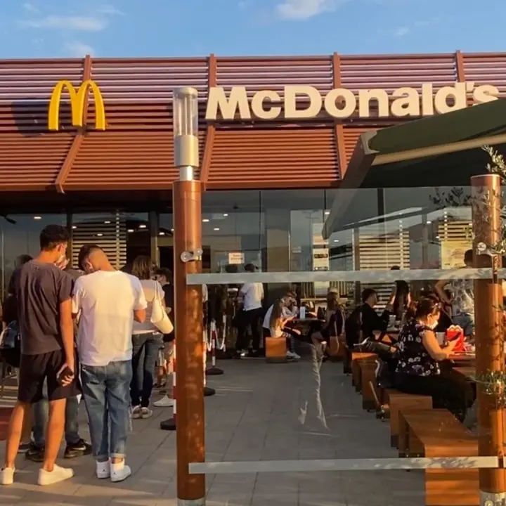 McDonald’s apre ristoranti e assume 100 persone