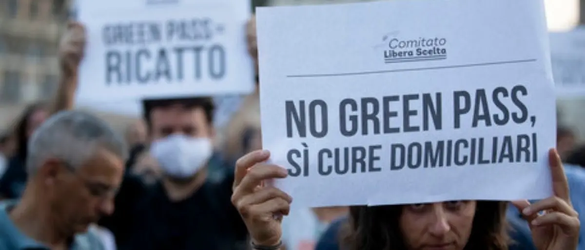 Blitz contro no vax, la procura di Milano valuta anche l’accusa di associazione a delinquere