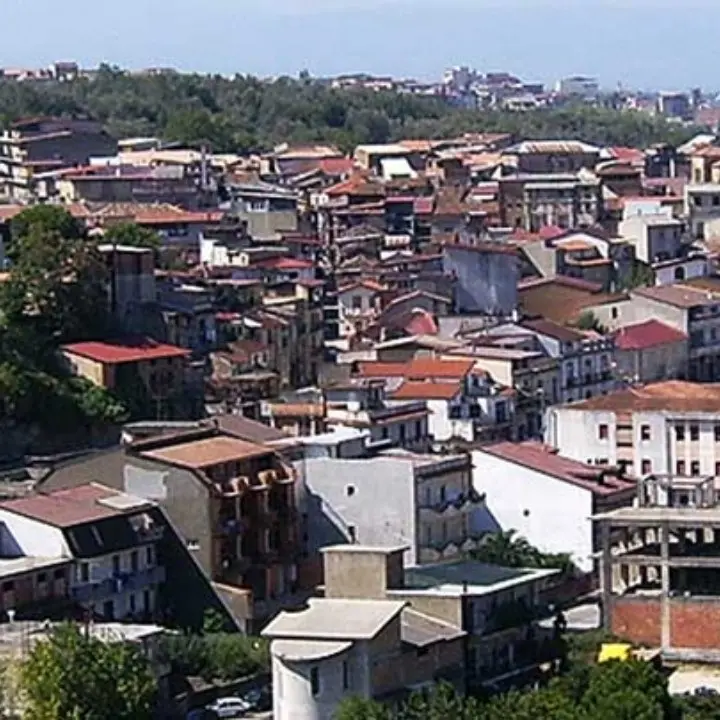 Cinquefrondi, sui muri del paese compaiono le “liste delle zoccole”: la denuncia del collettivo Fem.In
