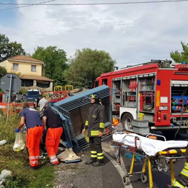 Incidente nel Vibonese, scontro auto-motoape sulla statale 18 a Ionadi: 2 feriti