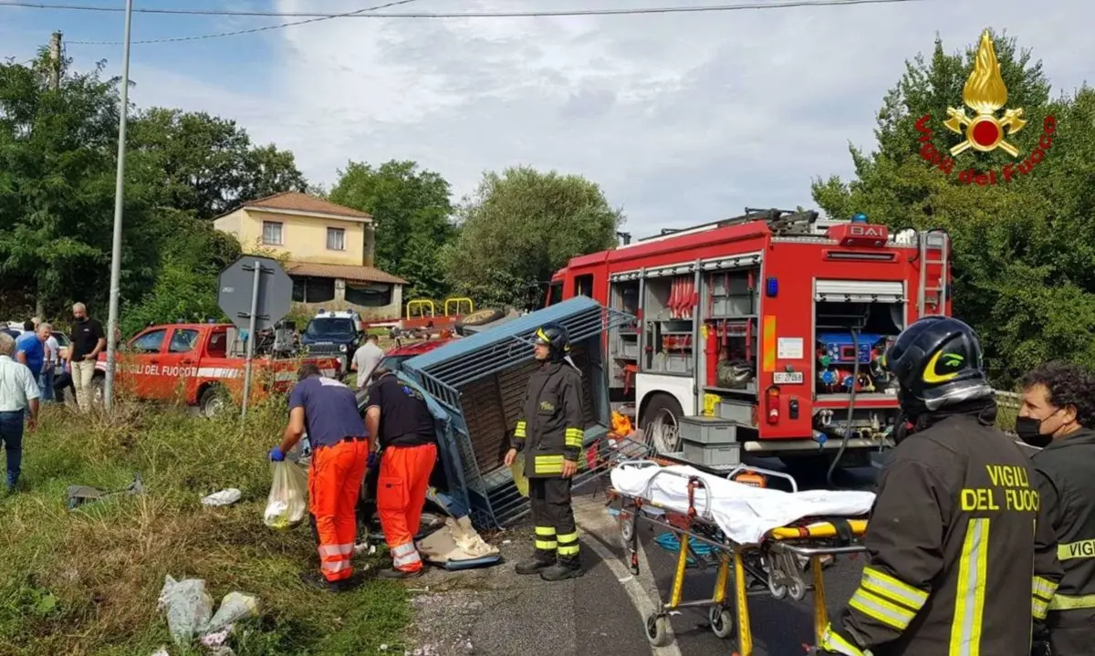 Incidente nel Vibonese, scontro auto-motoape sulla statale 18 a Ionadi: 2 feriti