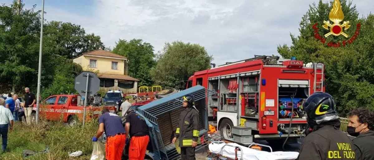 Incidente nel Vibonese, scontro auto-motoape sulla statale 18 a Ionadi: 2 feriti