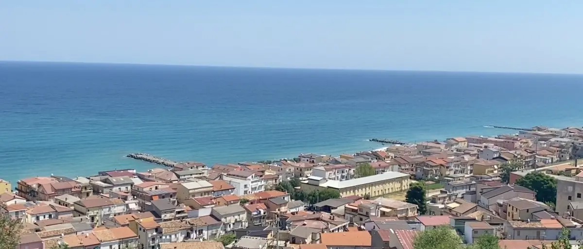 Cariati, squarciate le ruote dell’auto del proprietario di alcuni B&B