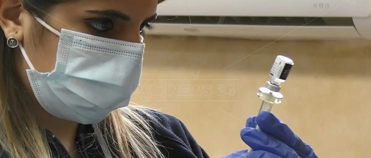 Vaccino anti Covid, la siringa senza ago sbarca a Catanzaro: adesioni soprattutto tra i più giovani