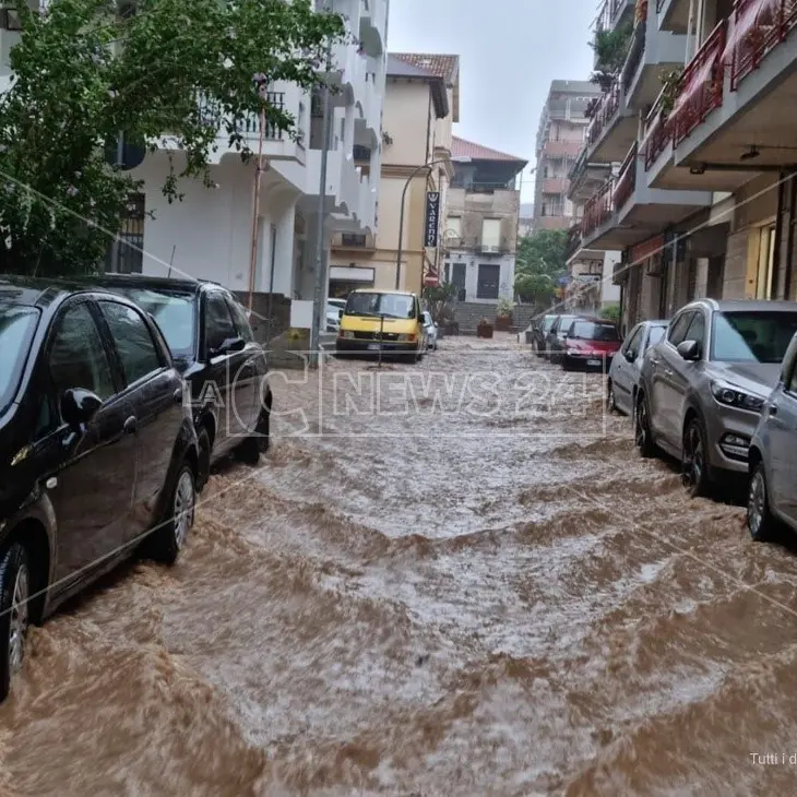 Maltempo nel Catanzarese, strade allagate a Soverato: acqua alta fino a un metro