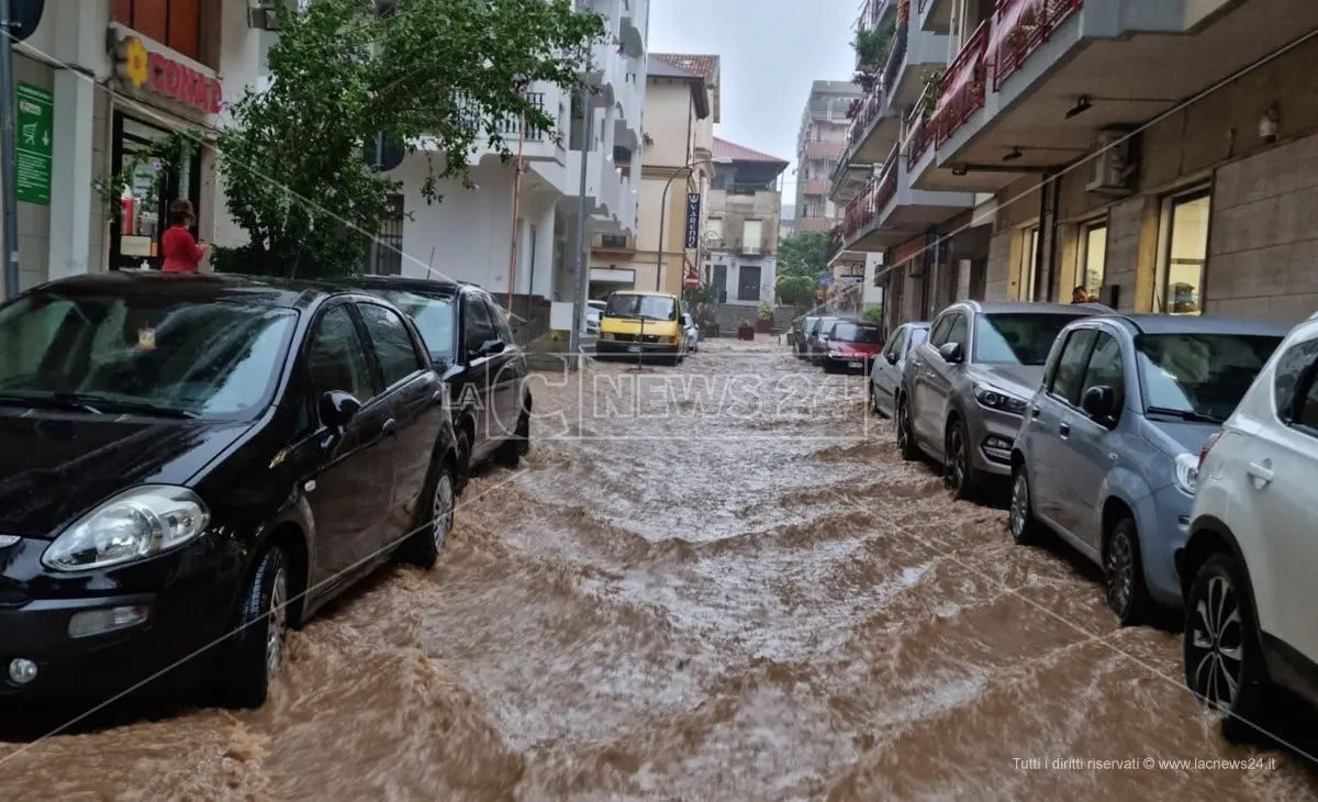 Maltempo nel Catanzarese, strade allagate a Soverato: acqua alta fino a un metro