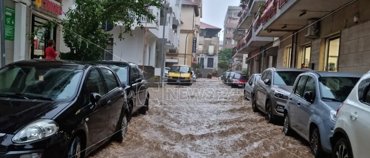 Maltempo nel Catanzarese, strade allagate a Soverato: acqua alta fino a un metro