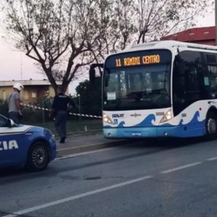 Accoltella cinque persone tra cui un bambino, raptus sull’autobus a Rimini