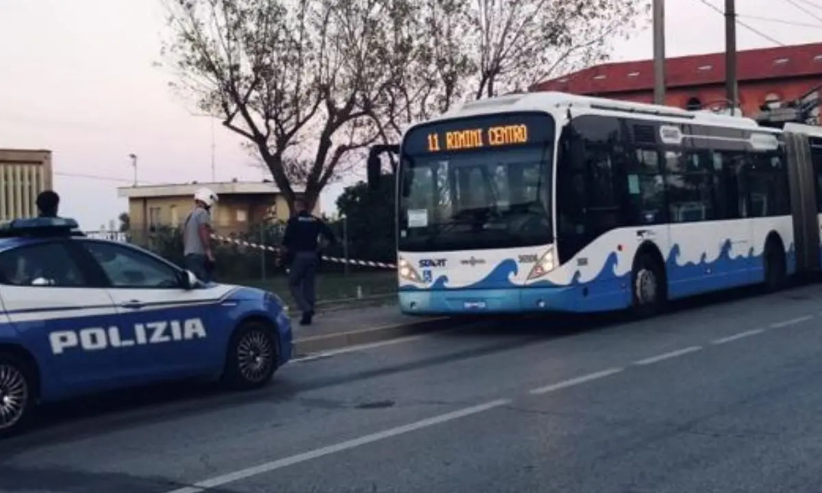 Accoltella cinque persone tra cui un bambino, raptus sull’autobus a Rimini