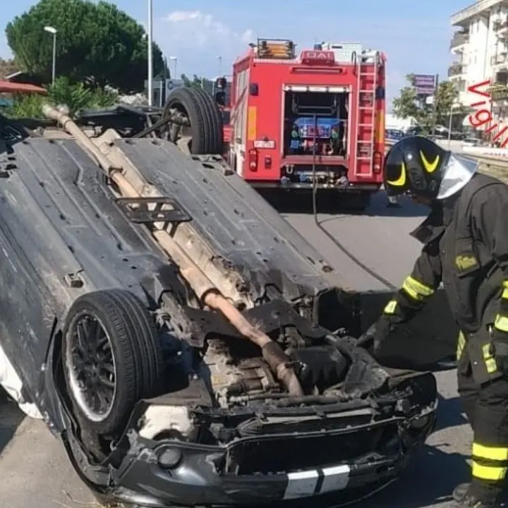 Incidente tra due auto nel Cosentino: due persone ferite trasportate in ospedale