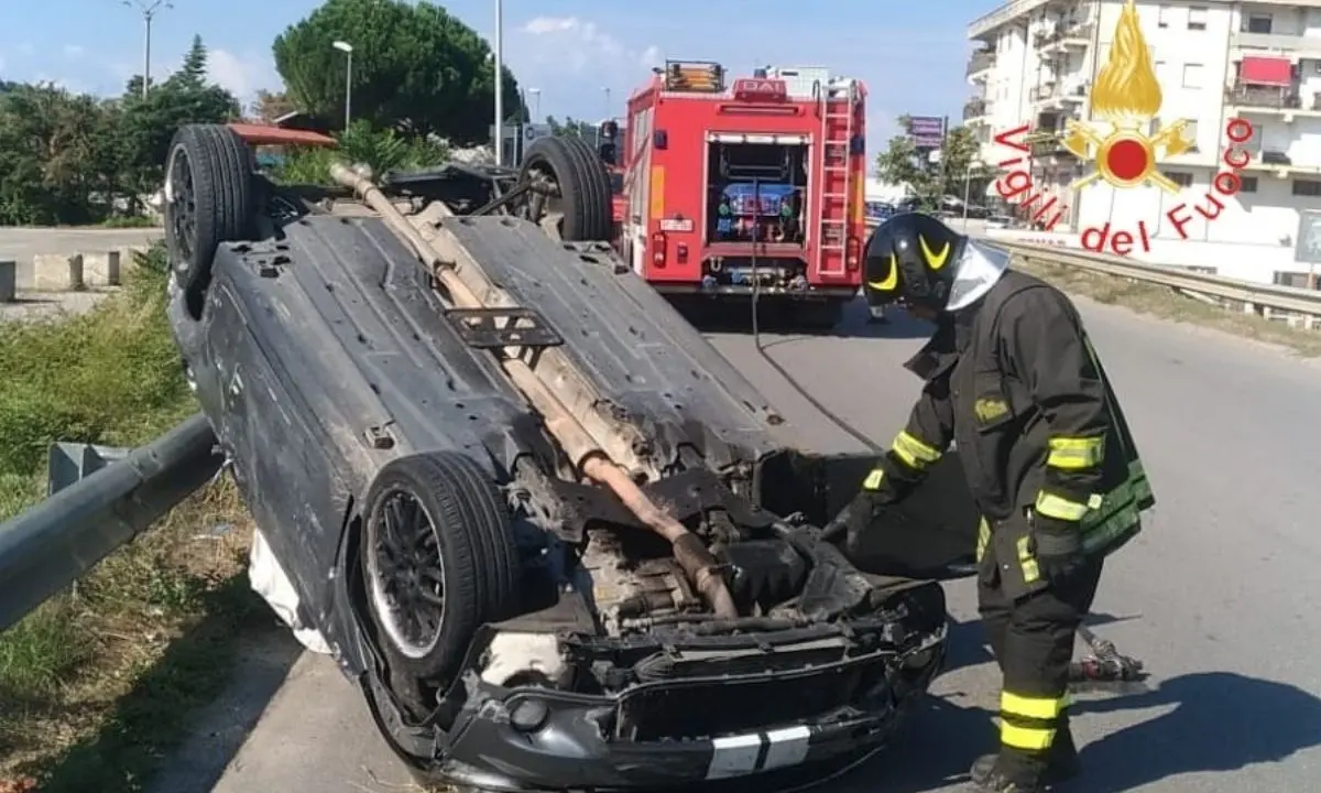 Incidente tra due auto nel Cosentino: due persone ferite trasportate in ospedale