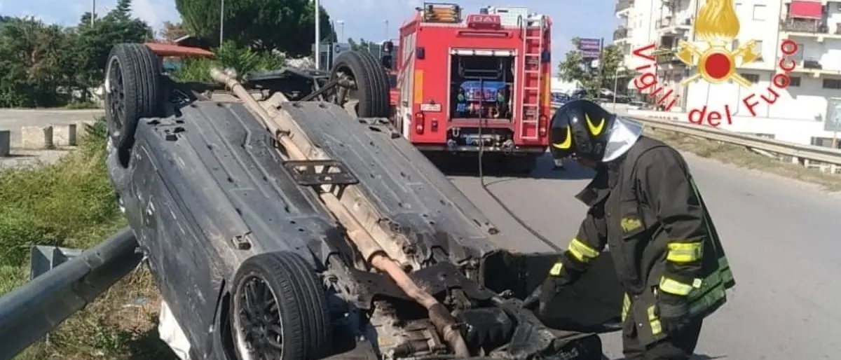 Incidente tra due auto nel Cosentino: due persone ferite trasportate in ospedale