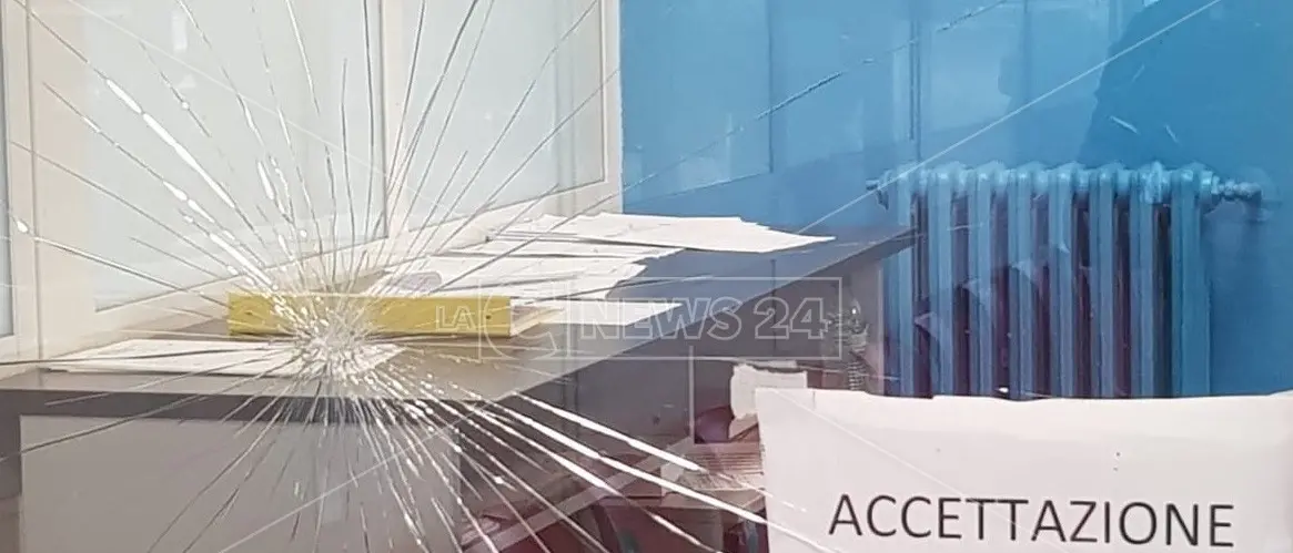 Ospedale Locri, esausto per l’attesa al pronto soccorso sferra un pugno contro la vetrata del triage