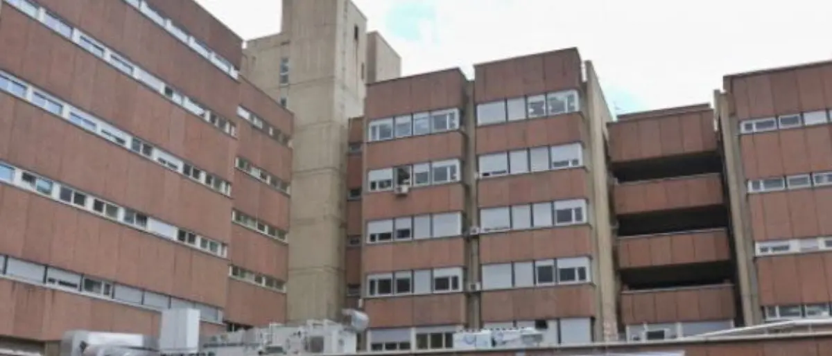 Ospedale di Reggio, la denuncia: «Stavano per dimettere nostra madre, ora dicono che ci vuole un miracolo»