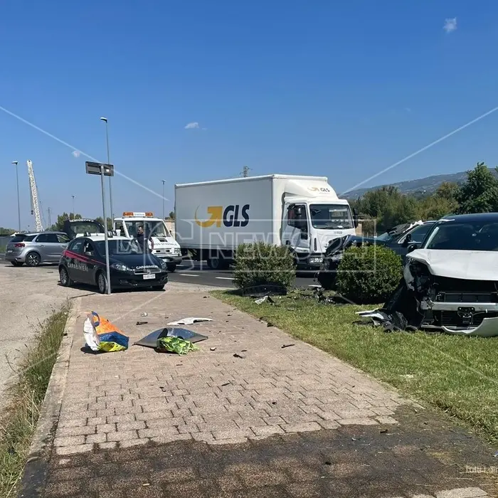 Incidente a Rende, scontro tra due auto nella zona industriale