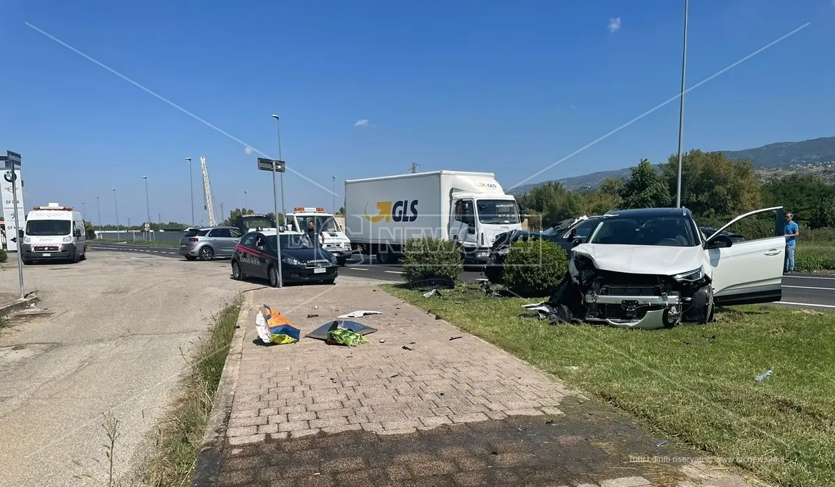 Incidente a Rende, scontro tra due auto nella zona industriale