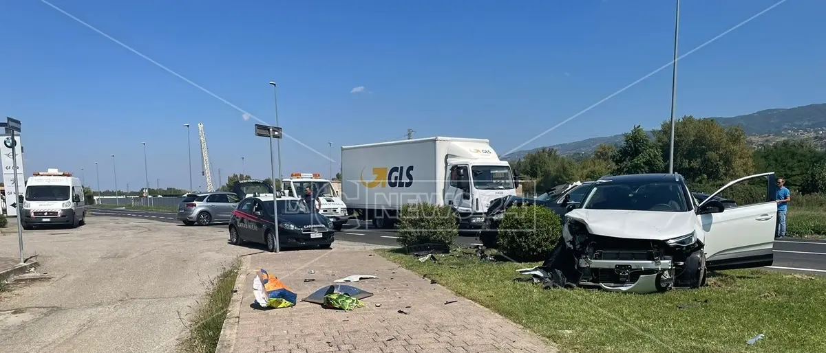 Incidente a Rende, scontro tra due auto nella zona industriale