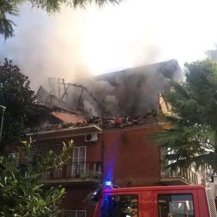 Roma, palazzina s’incendia dopo un’esplosione: tre persone ferite