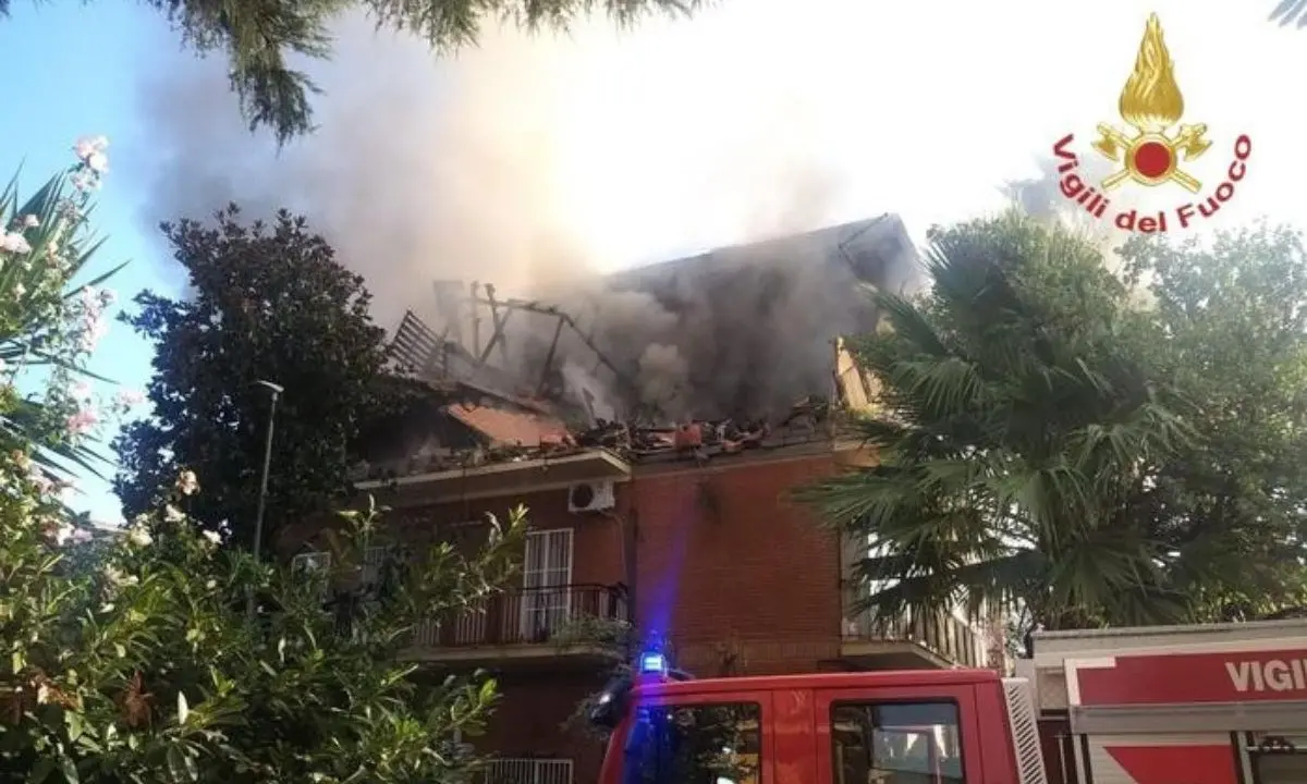 Roma, palazzina s’incendia dopo un’esplosione: tre persone ferite