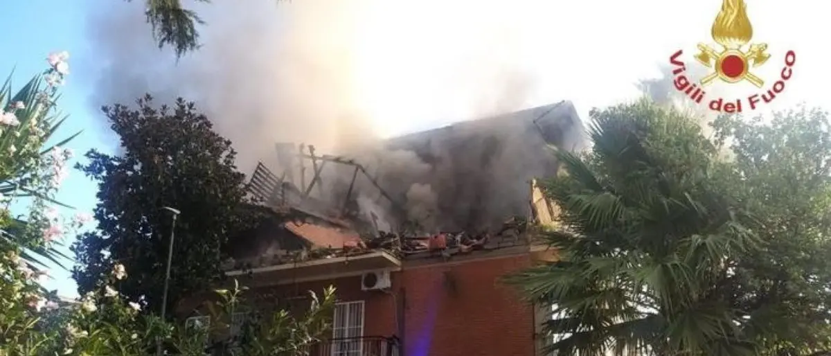 Roma, palazzina s’incendia dopo un’esplosione: tre persone ferite