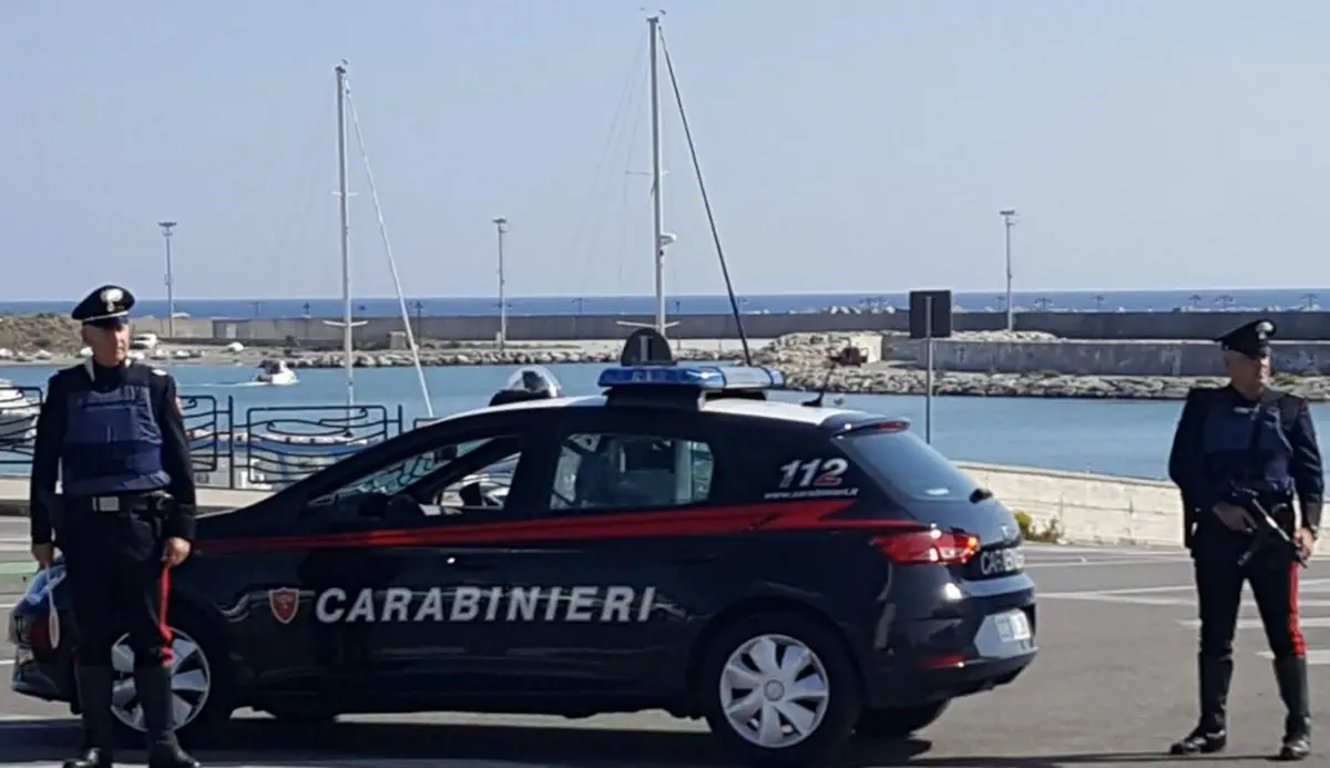 Catanzaro, spruzzano spray urticante e gli portano via monopattino e telefono: arrestati