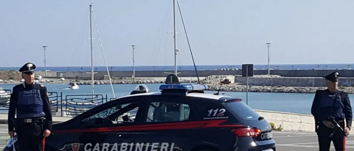 Catanzaro, spruzzano spray urticante e gli portano via monopattino e telefono: arrestati