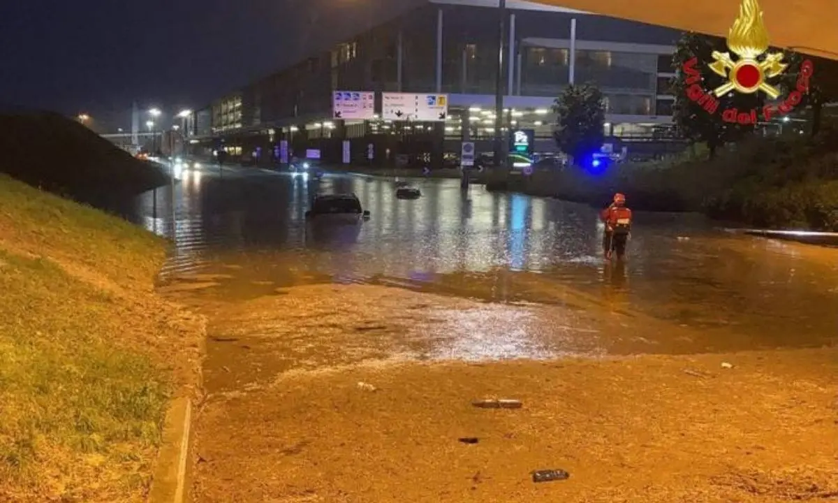 Nubifragio su Malpensa, aeroporto chiuso due ore: salvate decine di persone intrappolate in auto