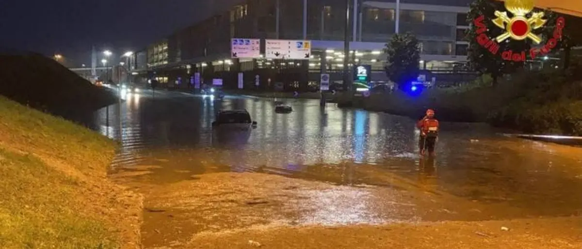 Nubifragio su Malpensa, aeroporto chiuso due ore: salvate decine di persone intrappolate in auto