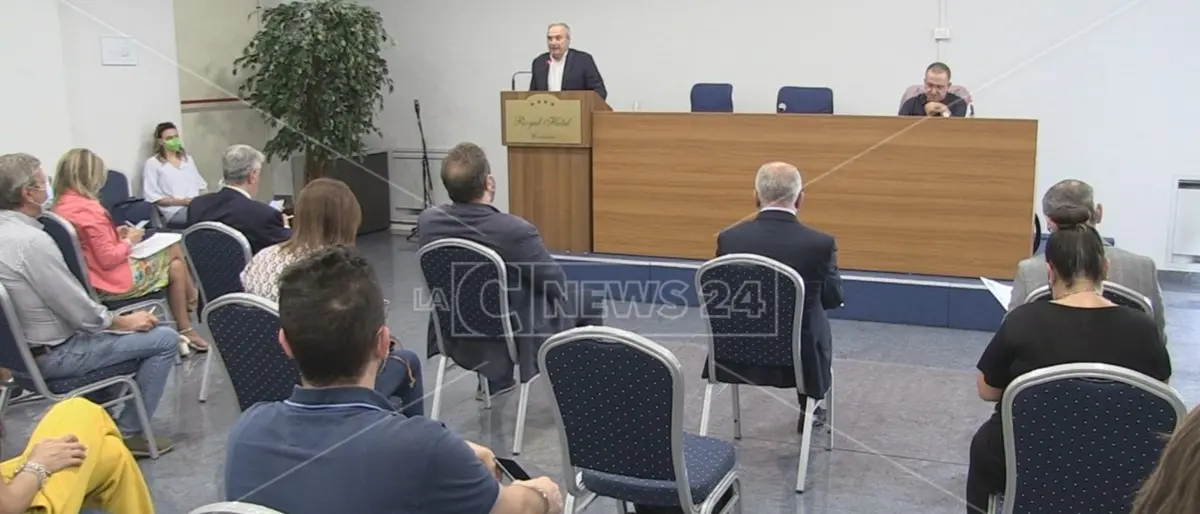 Elezioni Cosenza, Confesercenti convoca gli aspiranti sindaci: «Dialogo aperto per superare le difficoltà»