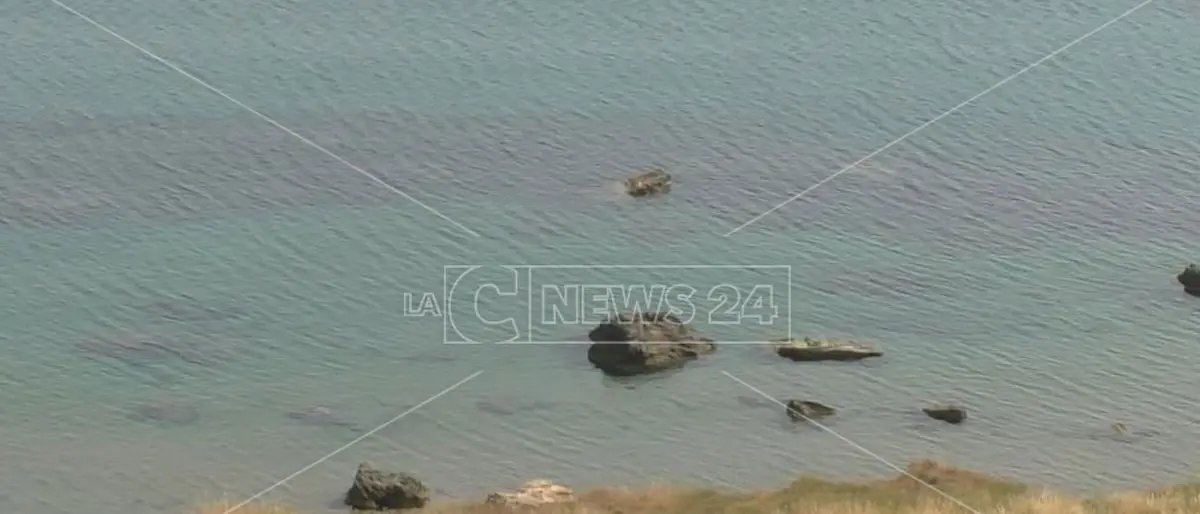 Crotone, divieto di balneazione in diversi tratti del litorale cittadino