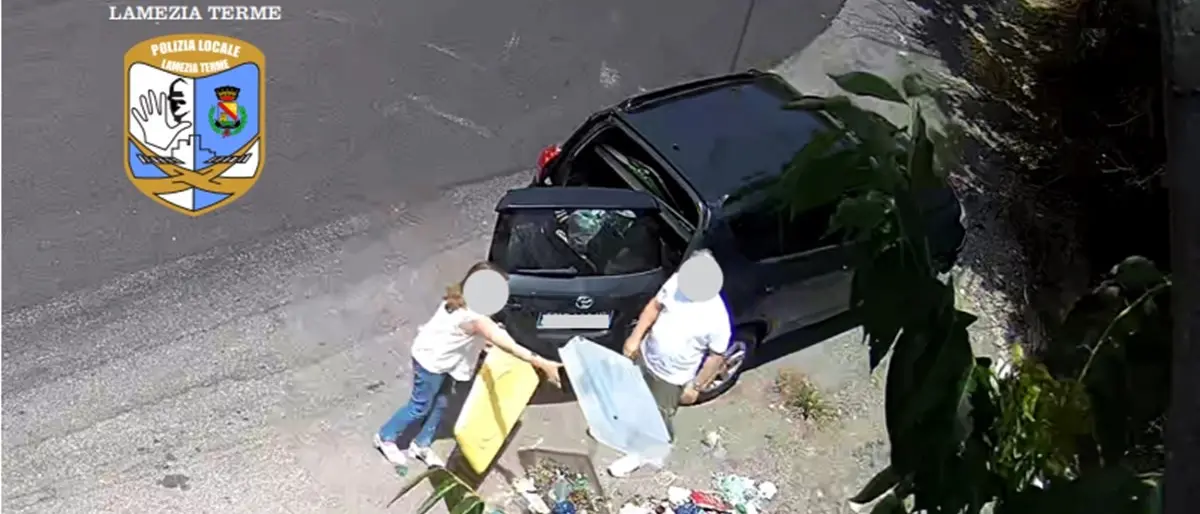 Lamezia, lotta contro l’abbandono di rifiuti: oltre 100 multe grazie alle fototrappole