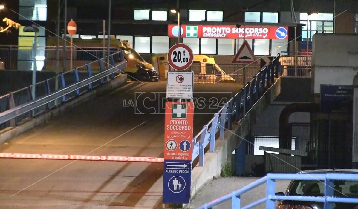 Bambina precipita dal balcone a Lappano, lotta contro il tempo per salvarle la vita: trasferimento aereo a Roma