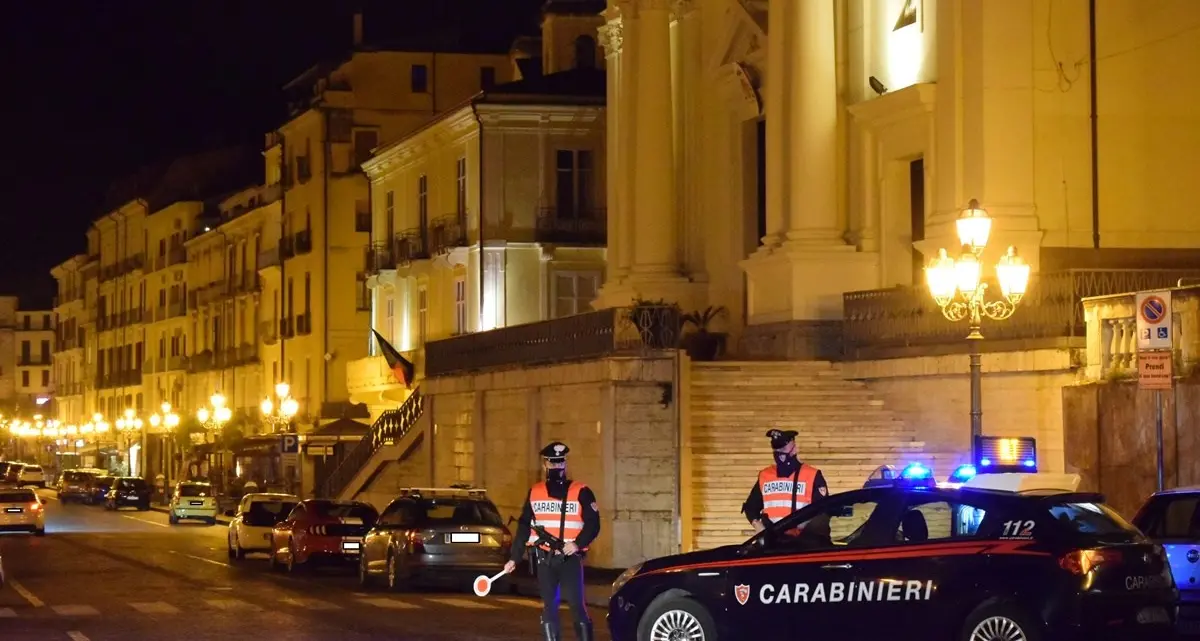 Lamezia, fermato per un controllo in un’area periferica: carabiniere si spara in un’auto con la pistola d’ordinanza\n