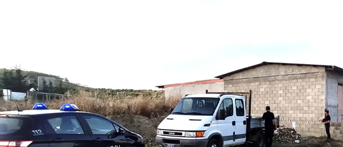Strongoli, materiale di scarto edile abbandonato in un terreno: denunciato imprenditore