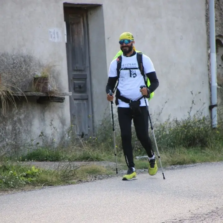 Il giro completo della Sicilia a piedi, la nuova sfida del “camminatore solitario” calabrese