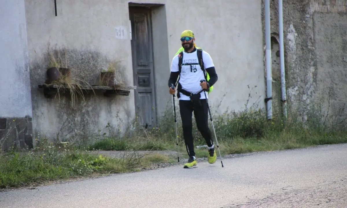 Il giro completo della Sicilia a piedi, la nuova sfida del “camminatore solitario” calabrese