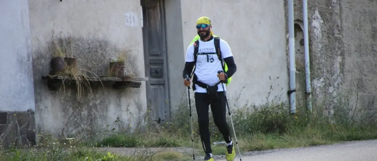 Il giro completo della Sicilia a piedi, la nuova sfida del “camminatore solitario” calabrese