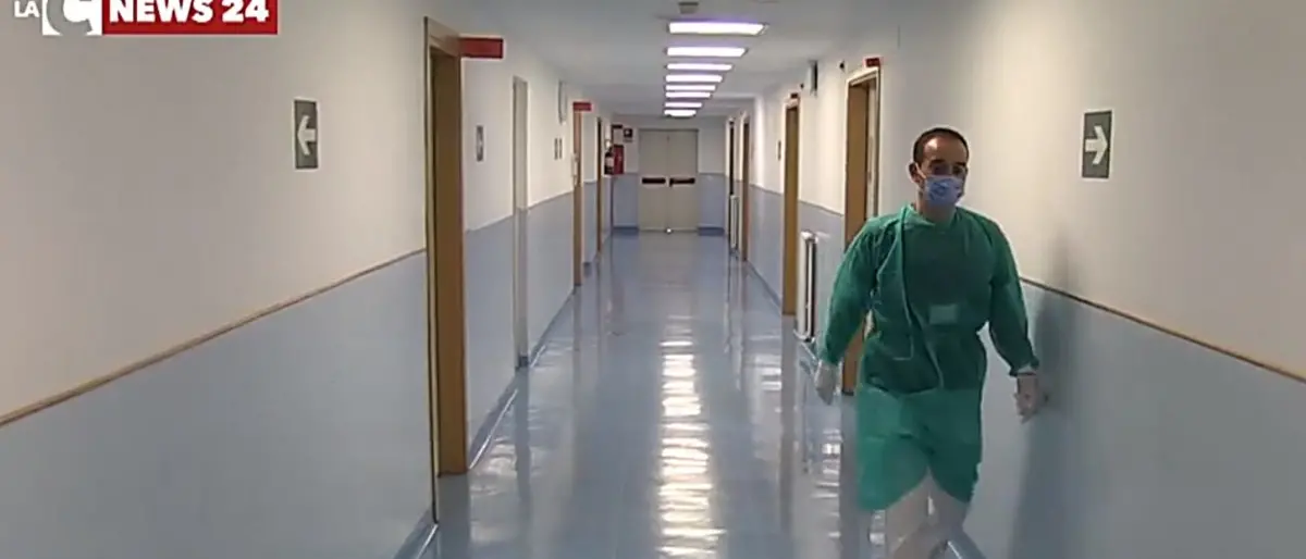 Ospedale nel caos a Lamezia: pochi medici e ambulatori chiusi. E le visite procedono a rilento