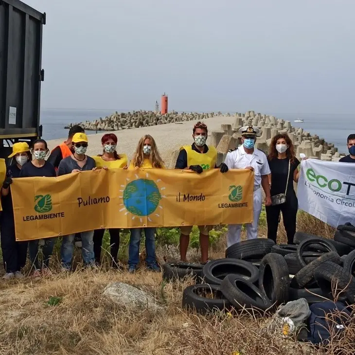 Al Porto di Gioia Tauro oltre 200 pneumatici raccolti da Legambiente e avviati al riciclo