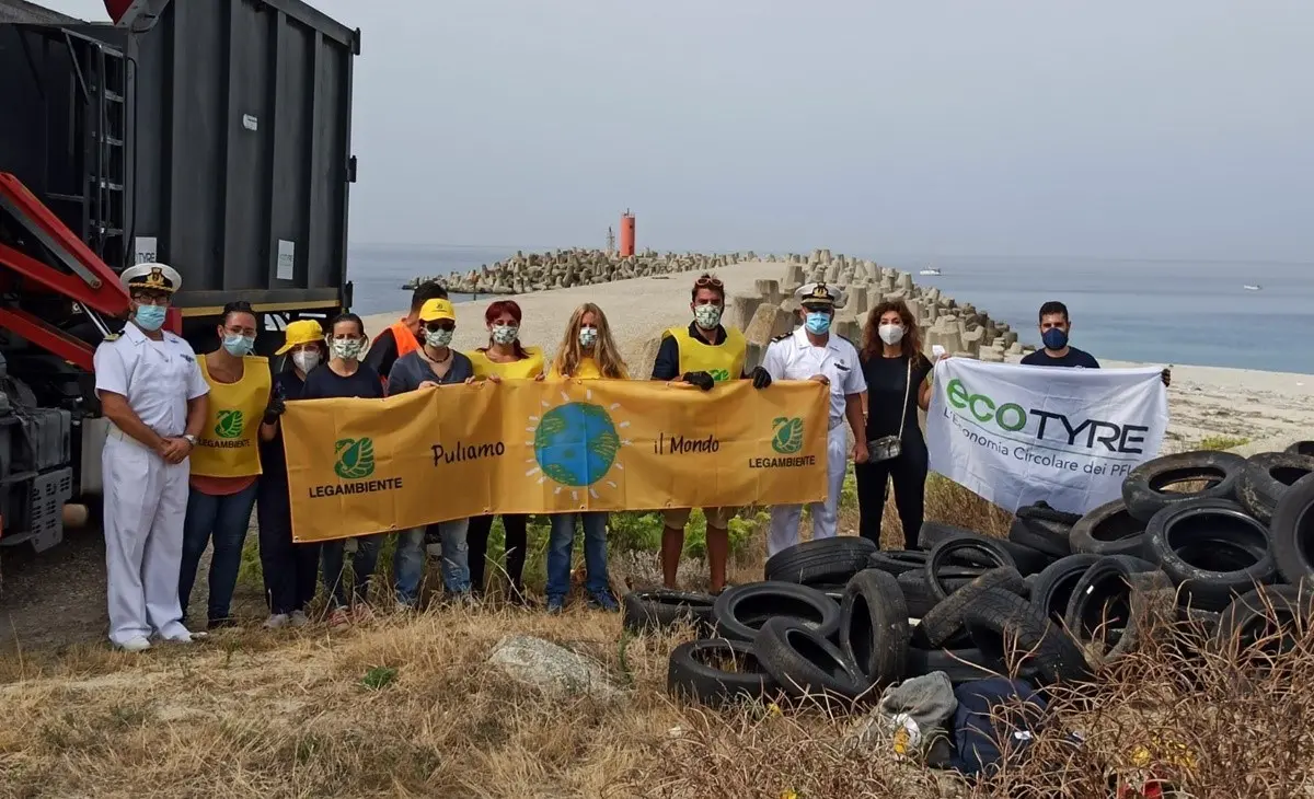 Al Porto di Gioia Tauro oltre 200 pneumatici raccolti da Legambiente e avviati al riciclo