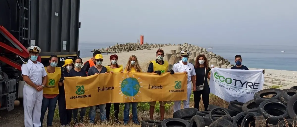 Al Porto di Gioia Tauro oltre 200 pneumatici raccolti da Legambiente e avviati al riciclo