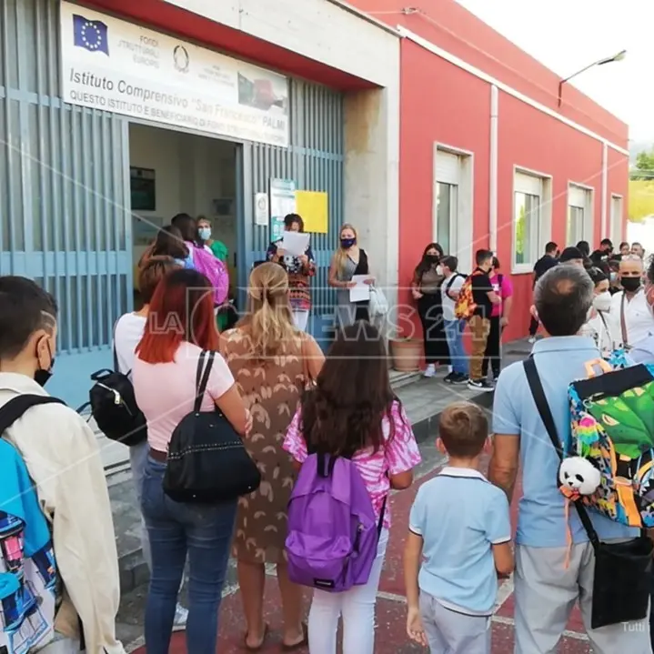Scuola, in Calabria è il giorno della prima campanella: 268mila studenti tornano tra i banchi - LIVE