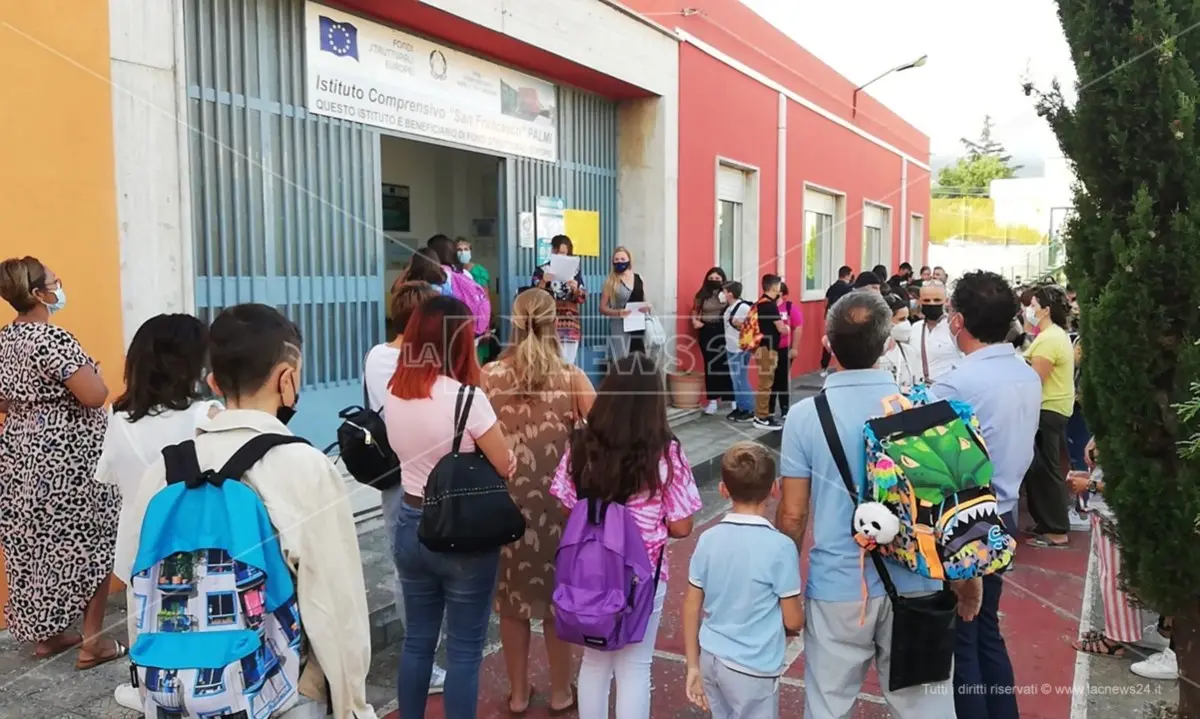 Scuola, in Calabria è il giorno della prima campanella: 268mila studenti tornano tra i banchi - LIVE